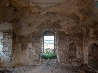 L'interno, sormontato da una volta a crociera, � caratterizzato da sei archetti: racchiudono le finestre, eccetto uno, che invece dava vita a un'edicola votiva